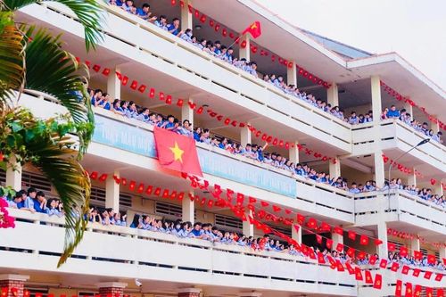 Trường học rực sắc cờ đỏ sao vàng chào mừng đại lễ 30-4