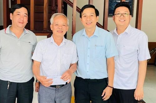 Phường Thống Nhất thăm, tặng quà 10 gia đình chính sách, người có công tiêu biểu