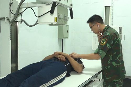 Bệnh xá đảo Song Tử Tây cấp cứu ngư dân tỉnh Bình Định bị giảm áp do lặn biển
