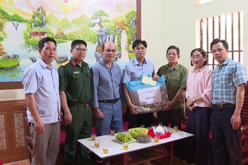 Thăm hỏi, tặng quà cựu chiến binh, cựu thanh niên xung phong trên địa bàn huyện Văn Quan