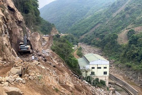 Thông đường bước 1 ở điểm sạt lở tại Km38 Quốc lộ 279 (Văn Bàn)