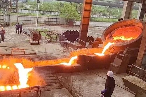 Nhà máy Gang thép Lào Cai cho ra lò mẻ gang đầu tiên đạt chất lượng