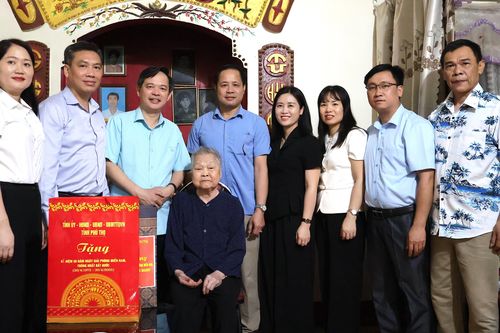 Thăm, tặng quà Mẹ Việt Nam anh hùng, thương binh tại Thanh Ba