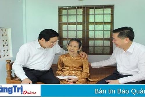 Trưởng Ban Nội chính Trung ương Phan Đình Trạc thăm, tặng quà cho người có công ở huyện Gio Linh