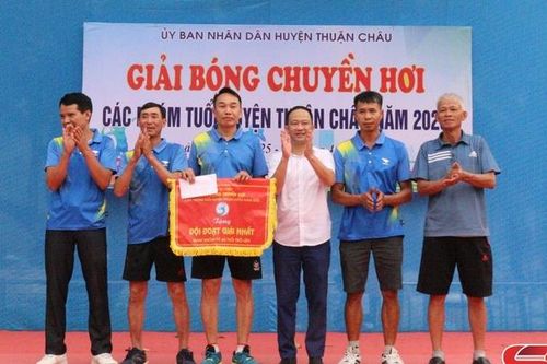 Thuận Châu tổ chức Giải bóng chuyền hơi các nhóm tuổi năm 2025
