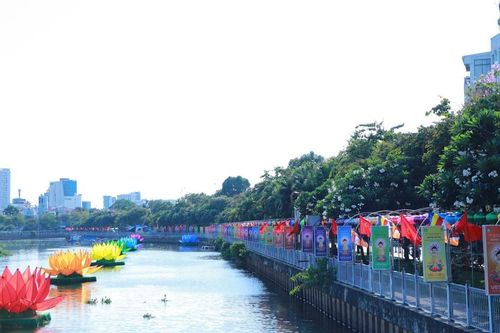 Hạ thủy 7 hoa sen trên kênh Nhiêu Lộc kính mừng Đại lễ Phật đản - Vesak 2025