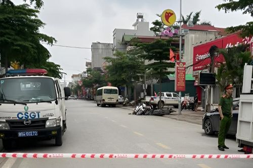 Ô tô 29 chỗ va quệt loạt xe máy đỗ dưới lòng đường, 1 người tử vong