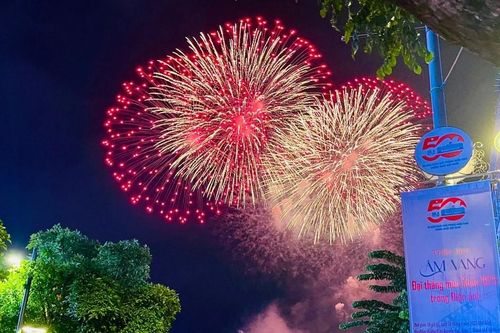 Hàng vạn người hào hứng xem pháo hoa rực sáng bầu trời TP. Hồ Chí Minh