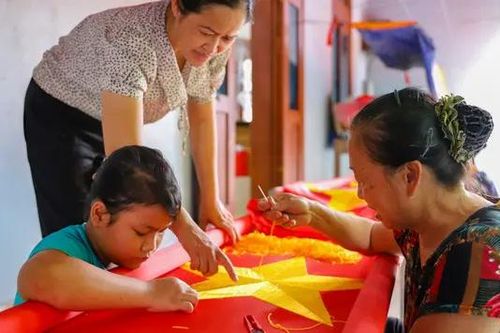 Làng Từ Vân - nơi thổi hồn vào những lá cờ Tổ quốc