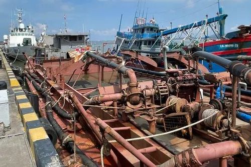 Cảnh sát biển bắt giữ hai tàu chở hàng không rõ nguồn gốc