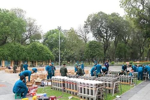 Trận địa pháo hoa Hà Nội trước giờ khai hỏa