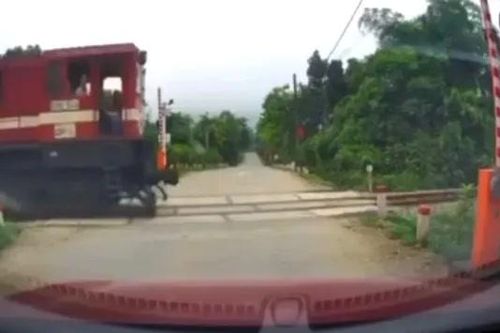 Gác chắn tự động mở khi tàu hỏa lao tới