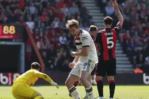 Rasmus Hojlund giúp Man United thoát thua