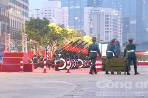 Công tác chuẩn bị bắn đại bác được các chiến sĩ tiến hành từ khi mắt trời chưa mọc