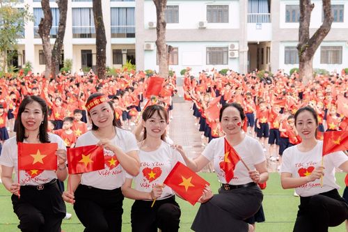 Sắc cờ hoa rực rỡ khắp sân trường, lớp học mừng 50 năm thống nhất đất nước