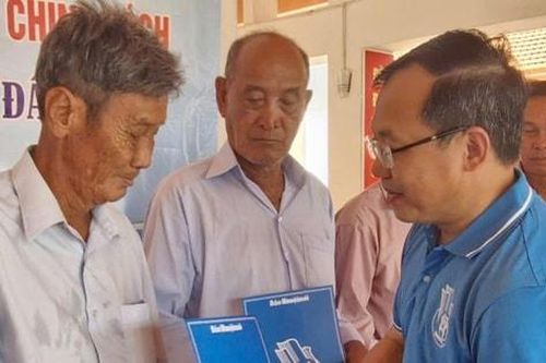 Báo Hànôịmới trao 90 suất quà nghĩa tình tại huyện Đức Huệ, tỉnh Long An