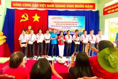 Báo Hànôịmới trao 30 suất quà cho học sinh nghèo vượt khó tại huyện Đức Huệ, tỉnh Long An