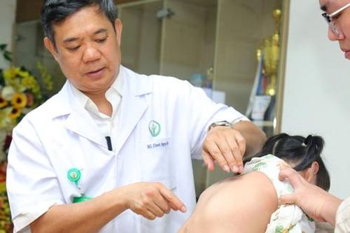 Gù vẹo cột sống ở trẻ, không chữa trị kịp thời sẽ gây nhiều biến chứng nghiêm trọng