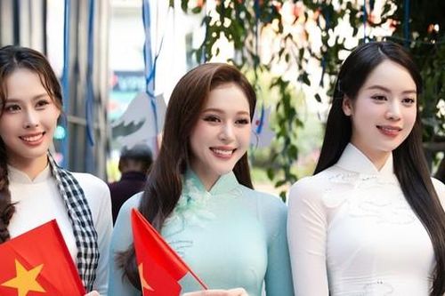 Hoa hậu Thanh Thủy, Á hậu Ngọc Hằng tặng cờ, bưu thiếp cho du khách quốc tế
