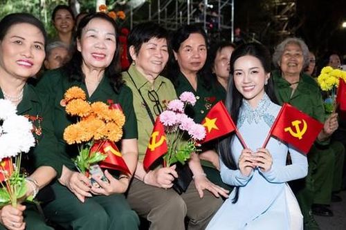 Thí sinh Hoa hậu Việt Nam tự hào tham dự cầu truyền hình Vang Mãi Khúc Khải Hoàn