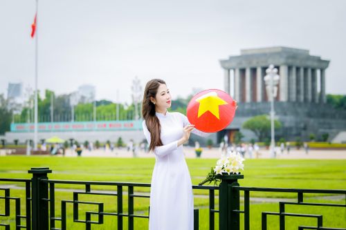 Thiếu nữ Hà thành diện áo dài cầm cờ đỏ sao vàng, lan tỏa niềm tự hào dân tộc