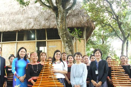 Phu nhân Thủ tướng Việt Nam và Nhật Bản thăm Làng Văn hóa-Du lịch các dân tộc