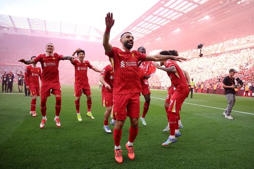Vì sao Liverpool chưa được trao cúp Premier League?