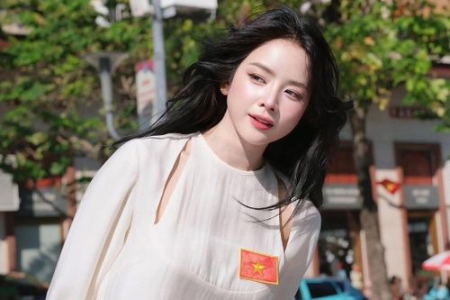 DJ Mie diện áo dài khoét vai mừng đại lễ