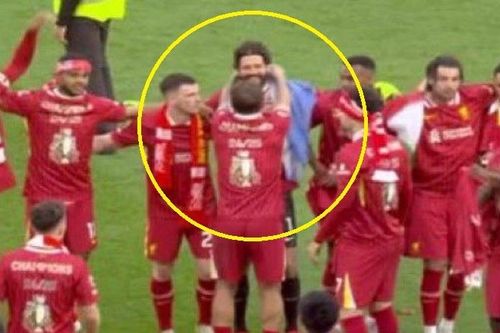 Alisson bị đồng đội chơi khăm trong ngày Liverpool vô địch