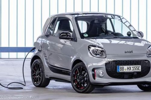 Người phụ nữ sống trong xe mini nhỏ như VF 3