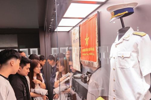 Chào tuần mới: Khi giới trẻ bộc lộ tình yêu nước