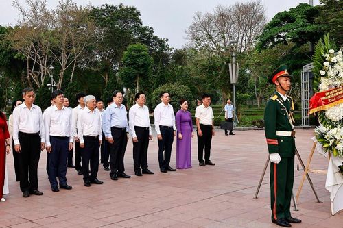 Chủ tịch Quốc hội Trần Thanh Mẫn dâng hương tưởng niệm các Anh hùng liệt sĩ tại Thành cổ Quảng Trị