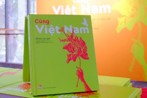 Tập thơ 'Cùng Việt Nam': Tiếng nói của lương tâm cất lên bằng thi ca