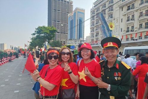Người dân tại TPHCM rộn ràng chào đón kỷ niệm 50 năm thống nhất đất nước