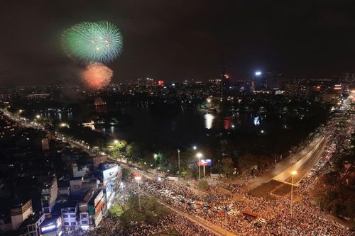 Pháo hoa rực rỡ bầu trời Hà Nội chào mừng ngày đất nước thống nhất