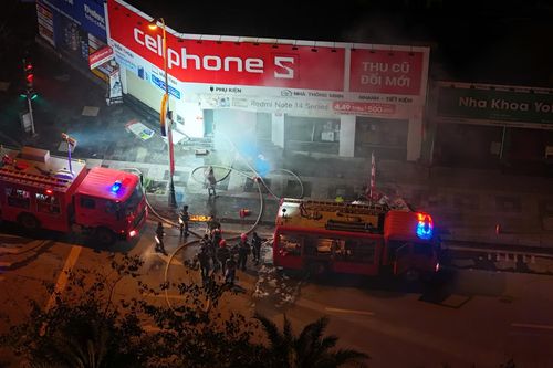 Hà Nội: Cháy cửa hàng điện thoại CellphoneS trong đêm
