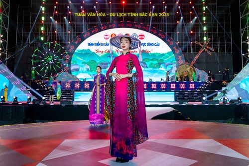 Vũ Thảo Giang giới thiệu 6 bộ sưu tập áo dài mừng kỷ niệm 50 năm Giải phóng miền nam, thống nhất đất nước