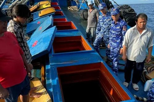 Bắt giữ tàu cá vận chuyển khoảng 70.000 lít dầu không rõ nguồn gốc