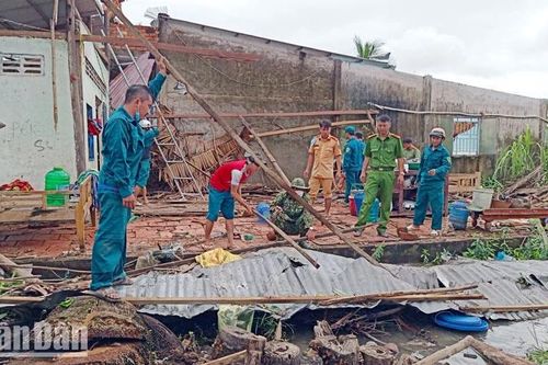 Kiên Giang: Lốc xoáy làm sập và tốc mái 24 căn nhà dân