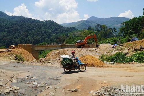 Đẩy nhanh tiến độ hoàn thành tuyến giao thông vào vùng sạt lở Trà Leng