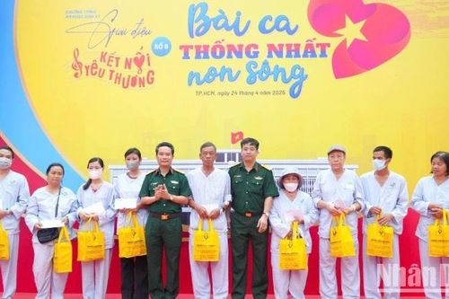 Bệnh viện Quân y 175 trao tặng 300 phần quà cho bệnh nhân trong chương trình 'Giai điệu yêu thương'