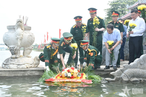Đoàn công tác Quân ủy Trung ương, Bộ Quốc phòng dâng hương, tri ân các anh hùng liệt sĩ tại Quảng Trị