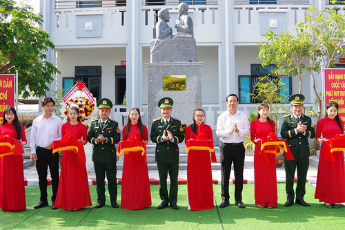 Khánh thành tượng đài Bác Hồ với chiến sĩ biên phòng