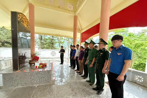Đồn Biên phòng Sơn Vĩ thăm, tặng quà các gia đình chính sách và thắp nến tri ân các anh hùng liệt sĩ