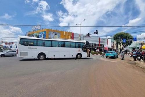 Xe khách tông chết người đi bộ