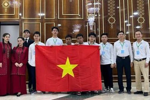 Hai em song sinh ở tỉnh Quảng Nam đoạt Huy chương Vàng tại kỳ thi Olympic Toán học quốc tế lần thứ II