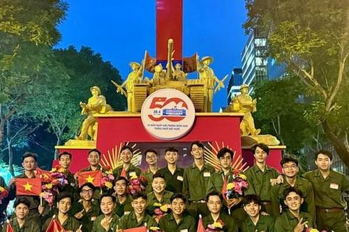 Sinh viên tiêu biểu hăng say tập luyện cho Lễ Kỷ niệm 50 năm Ngày Giải phóng miền Nam