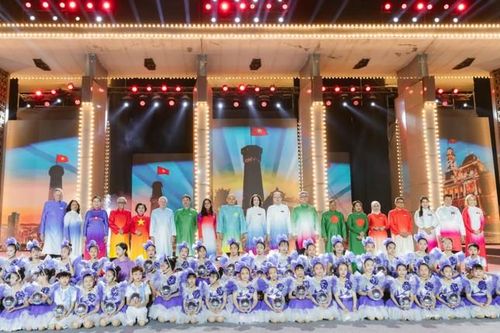 NTK Trần Phương Hoa ra mắt bộ sưu tập áo dài đặc biệt mừng 50 năm Ngày Giải phóng miền Nam, thống nhất đất nước
