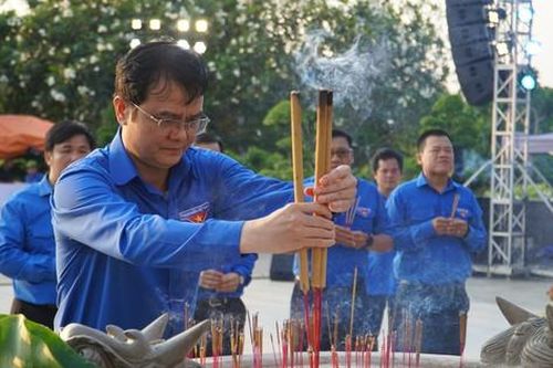 Tuổi trẻ Việt Nam đời đời nhớ ơn những trang sử vàng được viết bằng chính máu xương của thế hệ cha anh