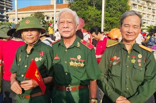 Đi giữa trời tự do